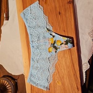 NWT Victoria Secret's M thong lace panty